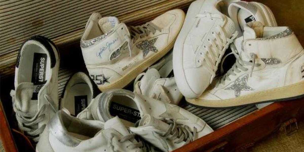 Seal logo Golden Goose Stardan Sneakers on the side and an