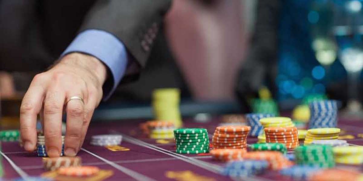 Khám Phá Thế Giới Poker: Hướng Dẫn Đầy Đủ Cho Người Mới Bắt Đầu