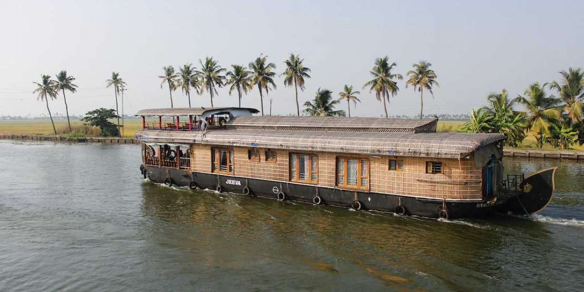 Unveiling Kerala's Enchanting Backwaters: A Culinary Cruise on a Houseboat